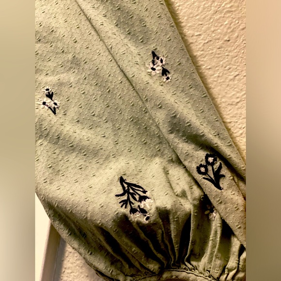 UNIVERSAL THREAD LIGHT GREEN EMBROIDERED BALLOON SLEEVE PEPLUM TOP - SIZE LRG - Picture 5 of 12